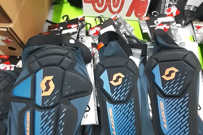 SOLDES D'HIVER -50% sur genouillères, coudières, antivols, sacs à eau, pédales...